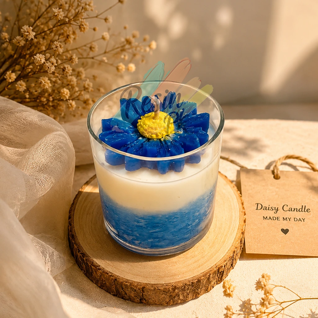 Handmade Ocean Bloom Daisy Candle in a clear glass jar featuring a blue daisy flower, white wax, and ocean-inspired blue crystal wax. Perfect for home décor, gifting, aromatherapy, and aesthetic room decoration in Pakistan.